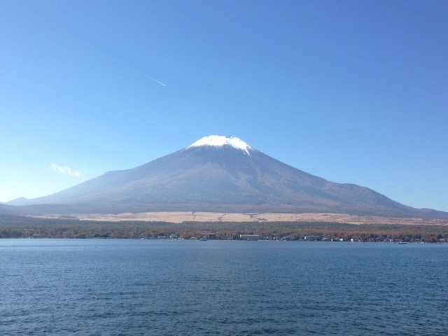 山中湖からの初冠雪富士